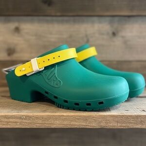 Calzuro Classic Clogs - with out Holes - Green 
Women’s Size 36-37 (7-8)